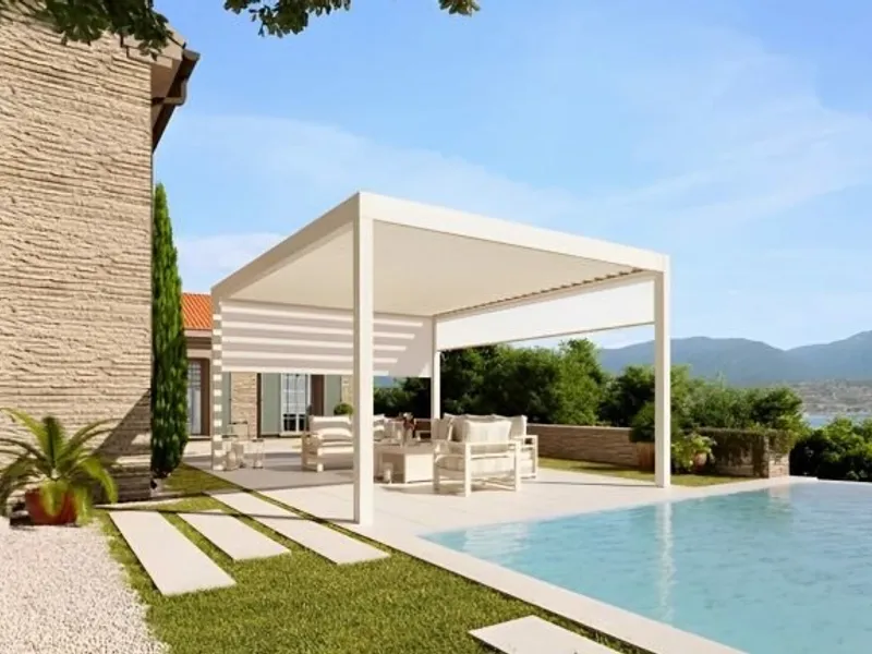 Lamellendach SunPro mit verstellbaren Aluminium-Lamellen über einer Terrasse am Pool
